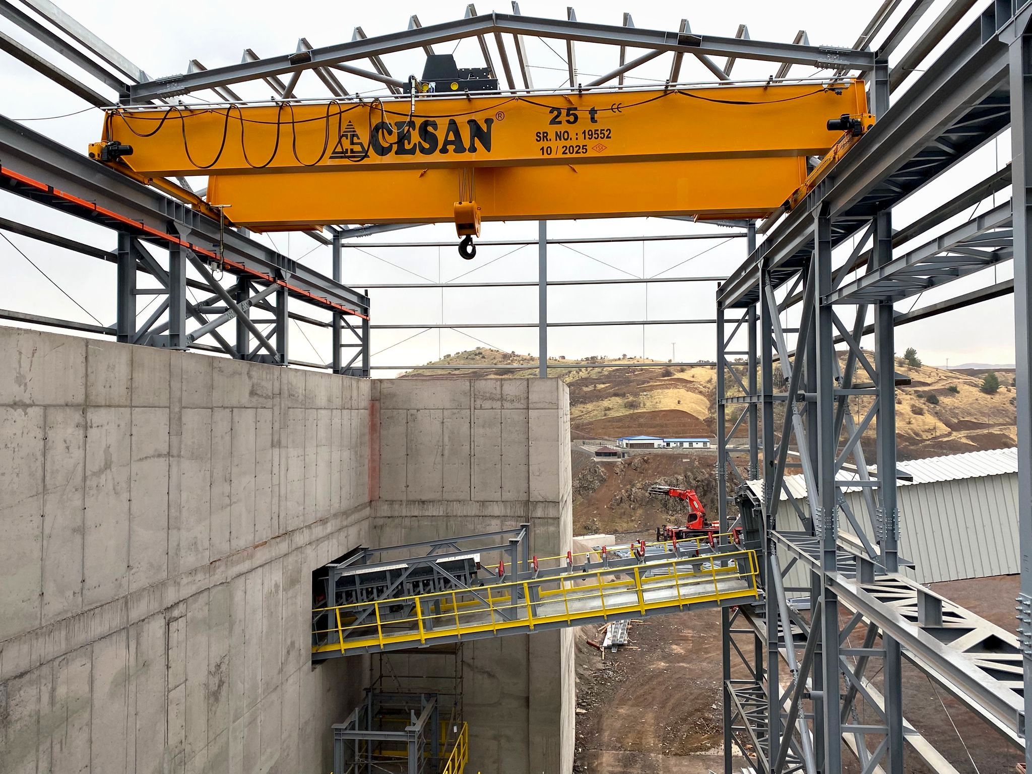 Cesan 25-ton double-girder overhead crane installed for industrial load handling