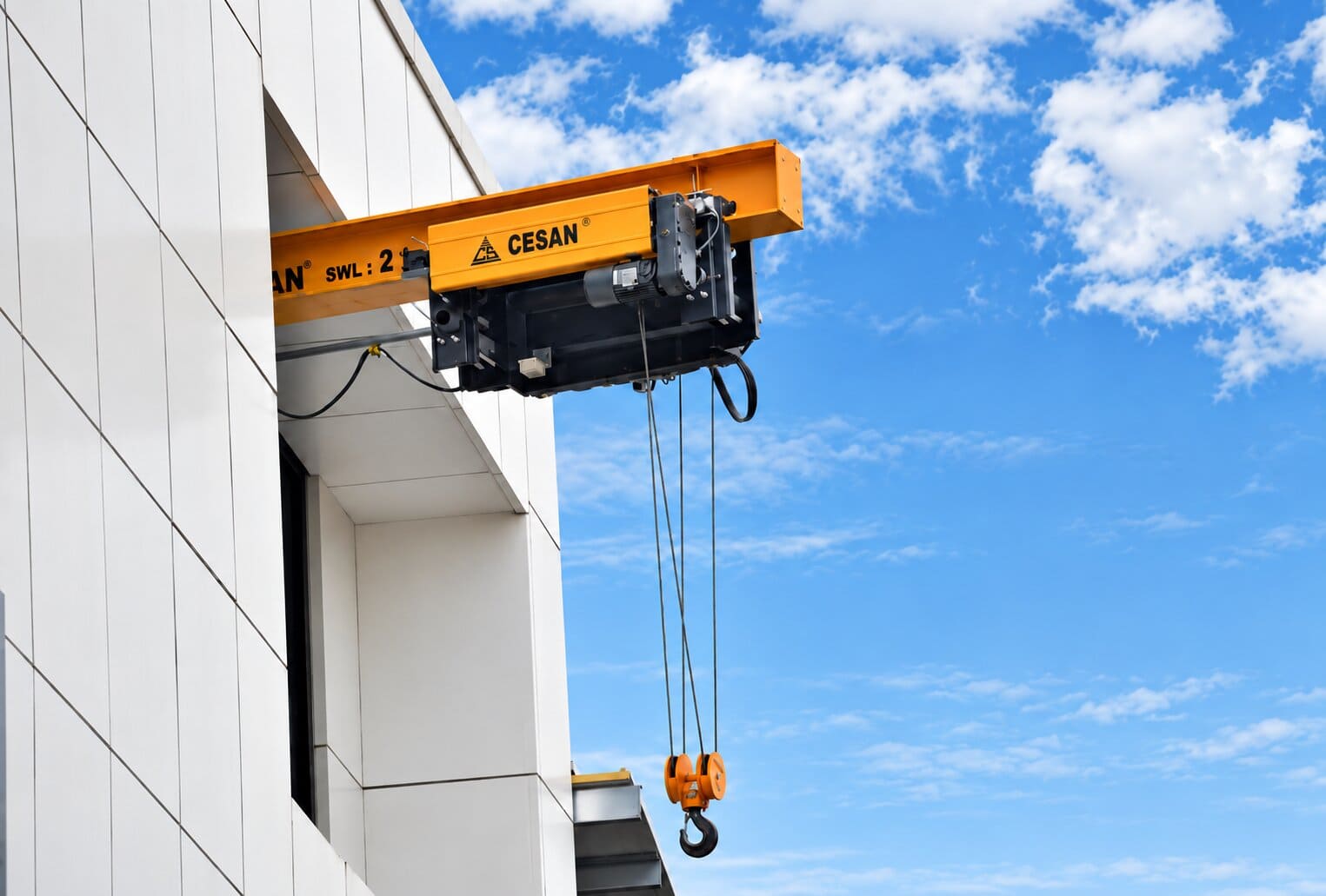 Cesan wall-mounted jib crane with electric wire rope hoist