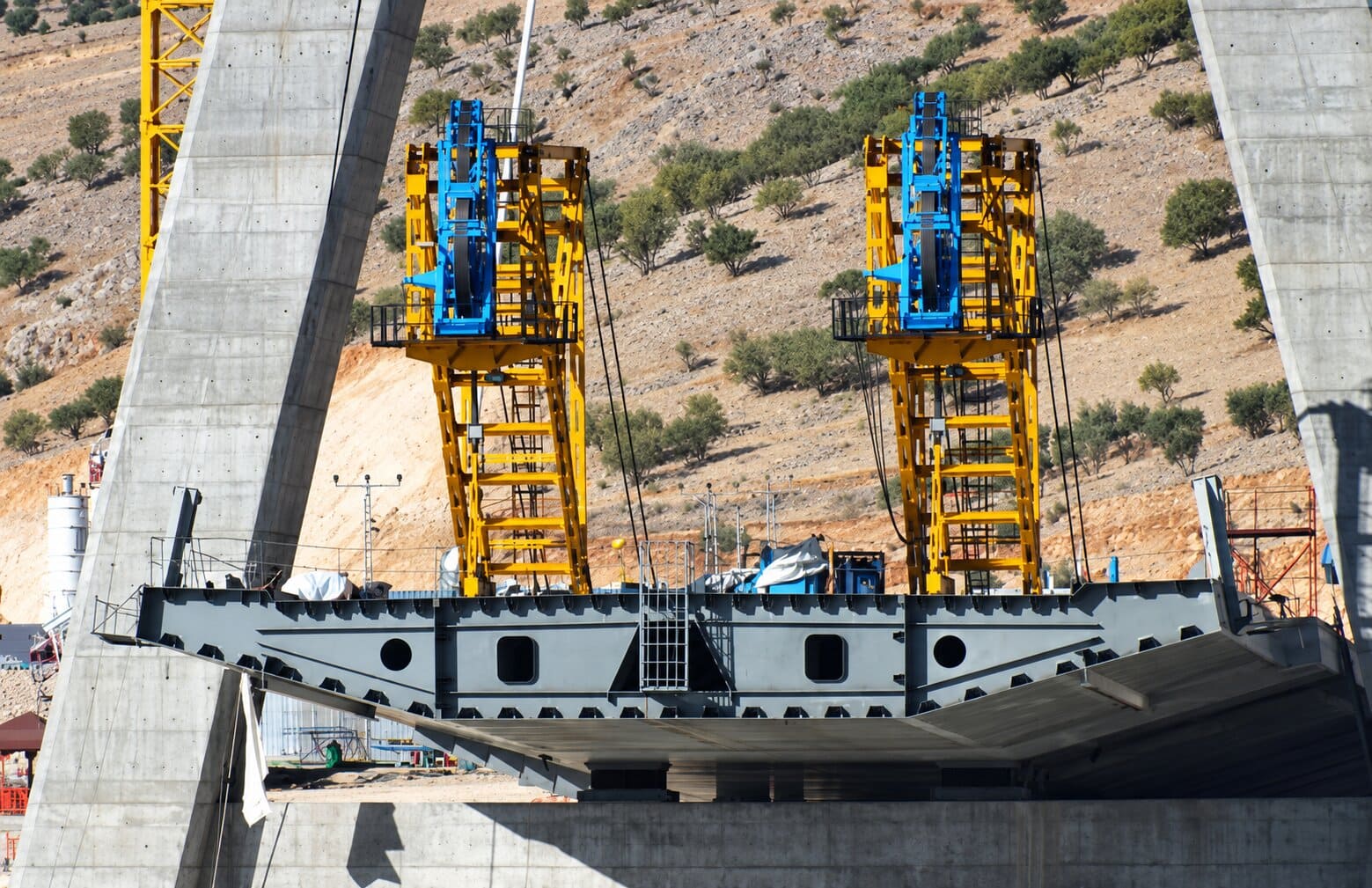 Cesan bridge-type gantry crane