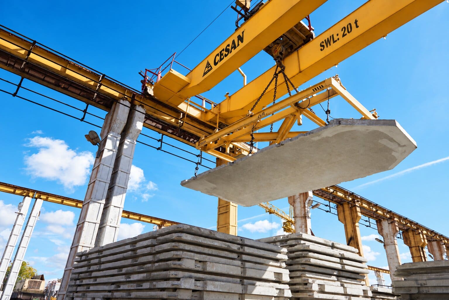 Cesan gantry crane for precast concrete handling